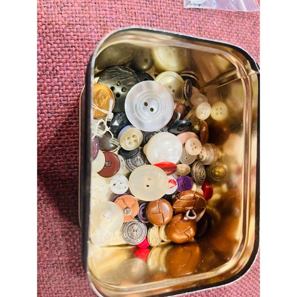 Vintage Singer sewing tin container with old buttons - Picture 11 of 13